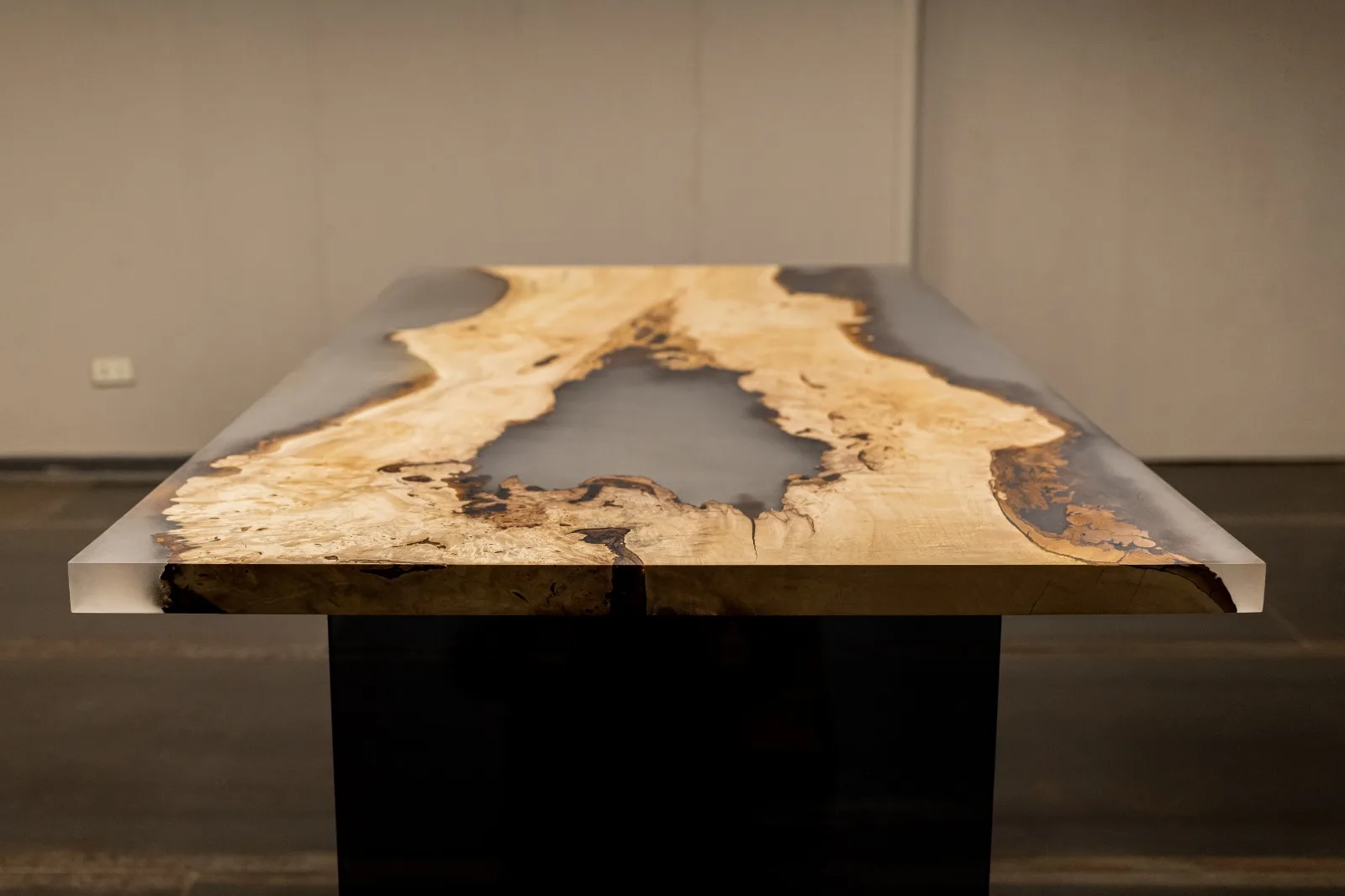 Testata del tavolo ANIMA vista frontalmente, con il disegno della resina tra le venature
