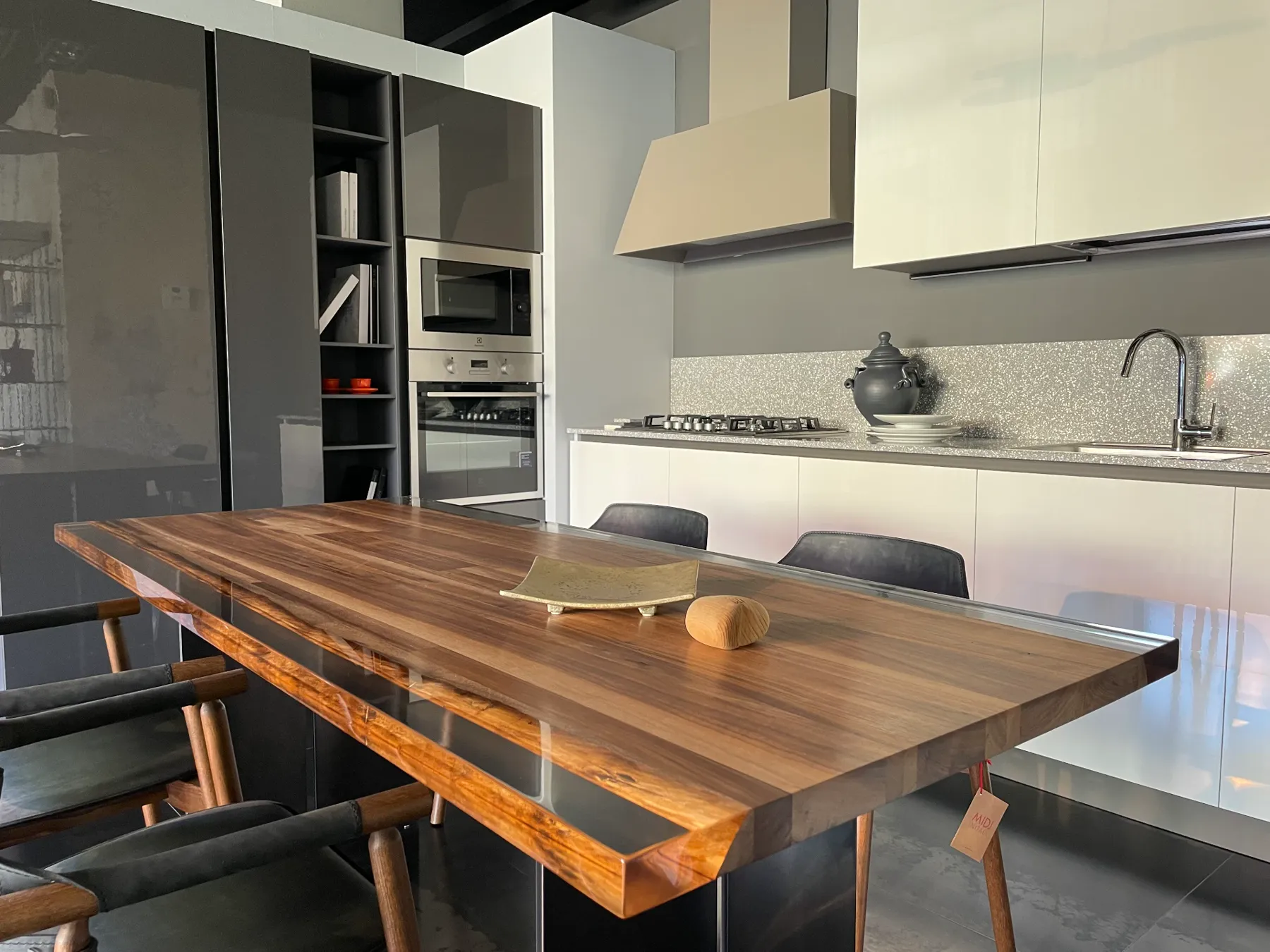 Tavolo in noce canaletto e resina in una cucina contemporanea