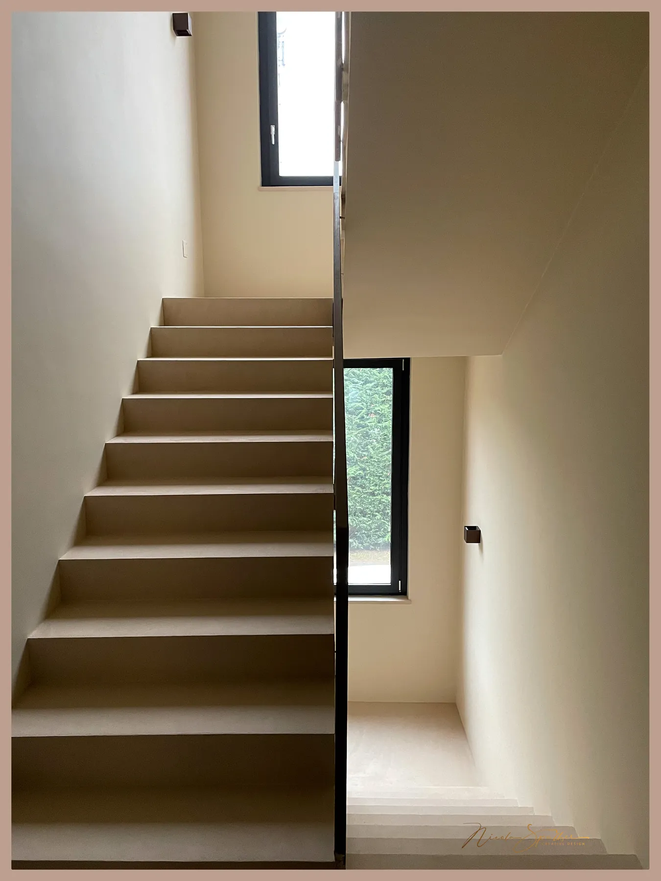 Scala interna con gradini e pareti in finitura continua color sabbia