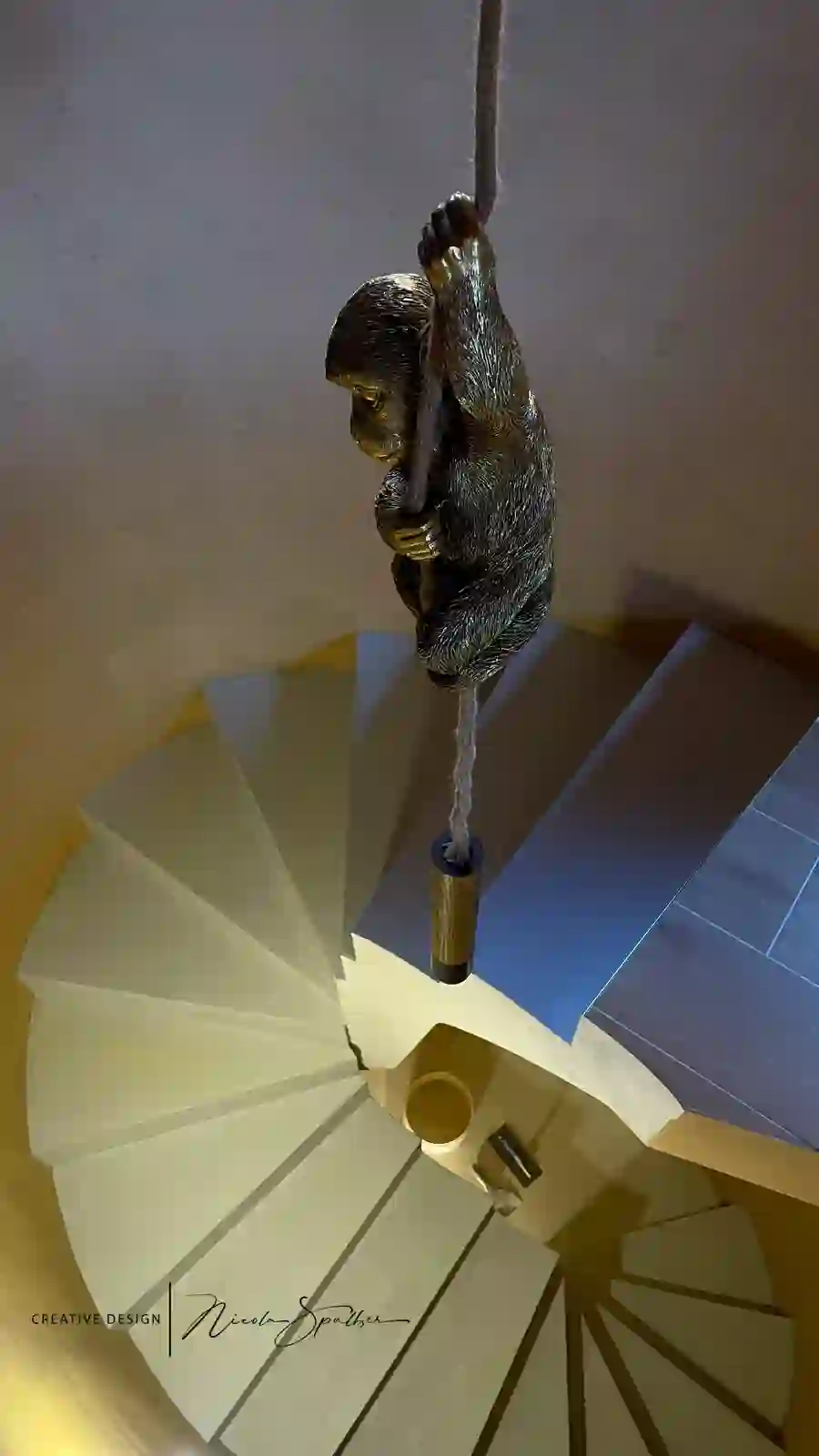 Scala a chiocciola con scultura — Creative Design