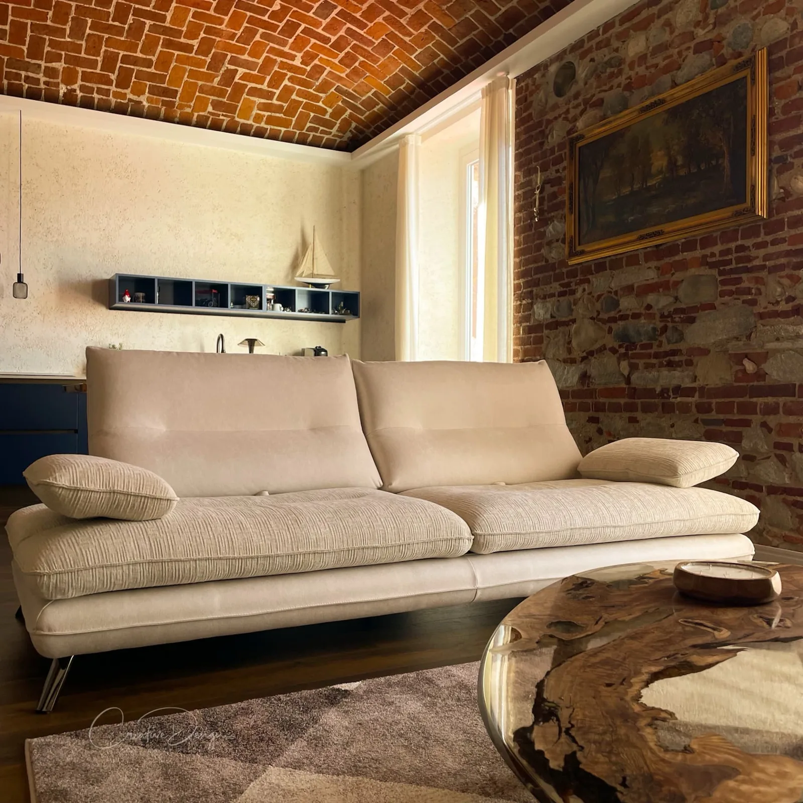Bordo del piano di DRAKO in primo piano davanti al divano, con lo spessore della resina e del legno