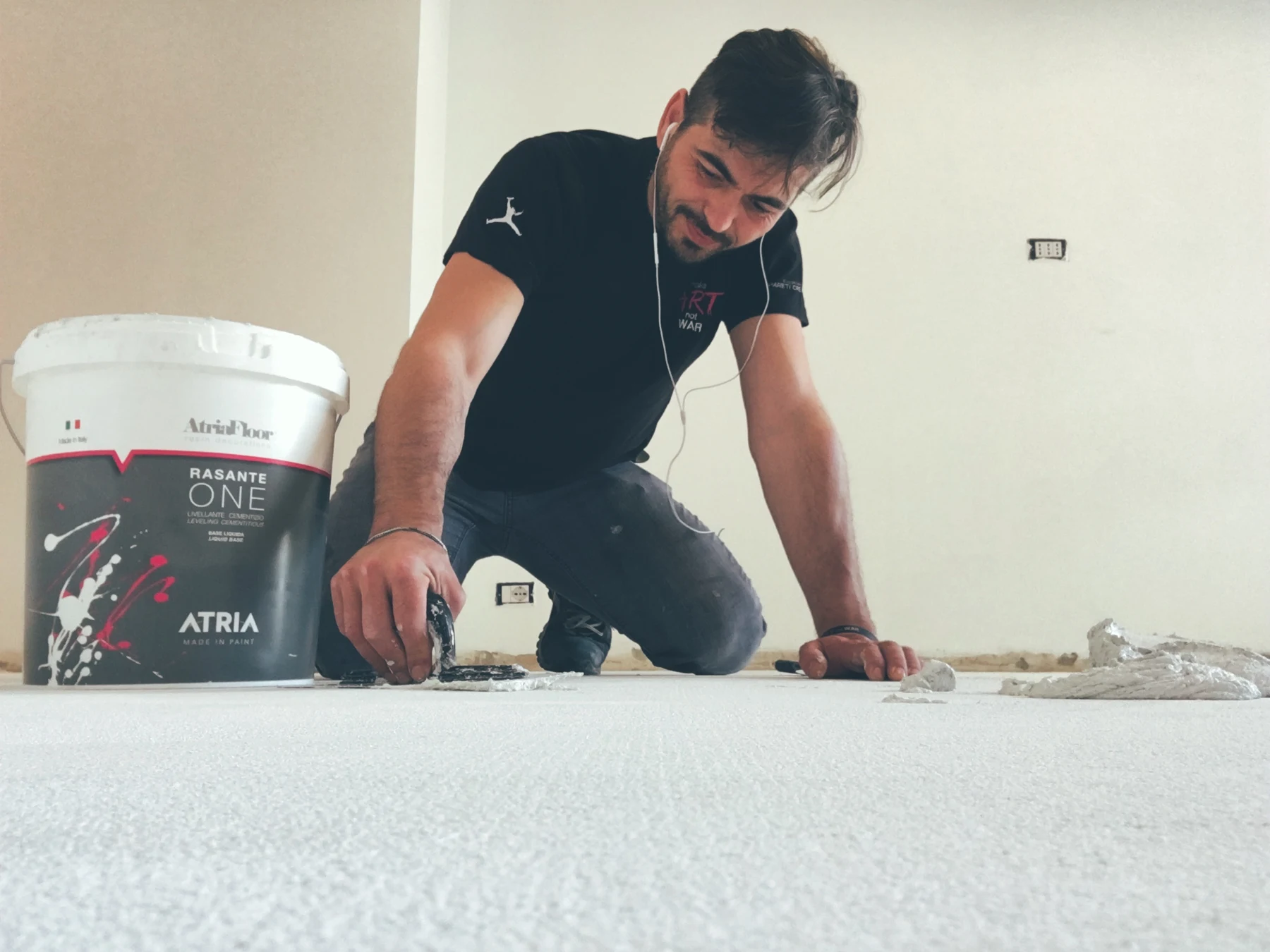 Nicola Spulber inginocchiato durante la lavorazione di un pavimento