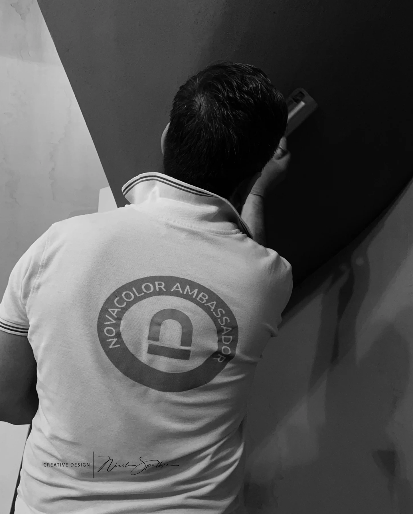 Nicola Spulber di spalle, in bianco e nero, con la scritta Novacolor Ambassador