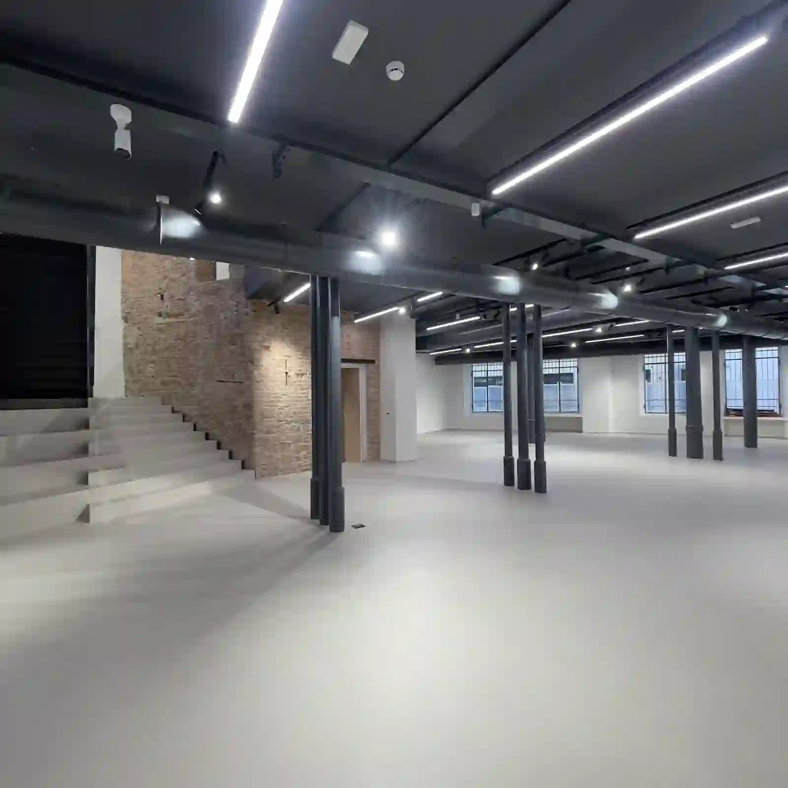 Loft industriale con mattoni e scala metallica — Creative Design