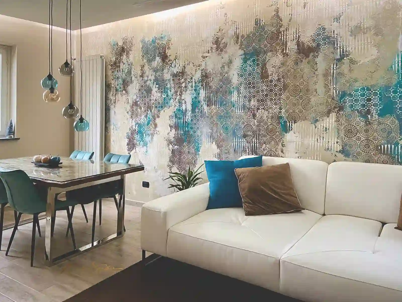 Soggiorno con divano bianco e parete decorativa azzurra