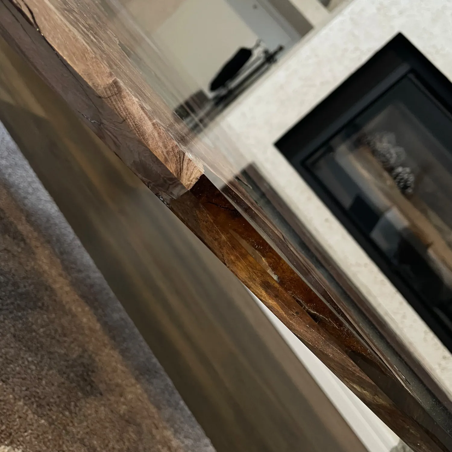 Profilo laterale del piano di DRAKO: lo spessore del legno e della resina cristallina con la giunzione tra le due materie