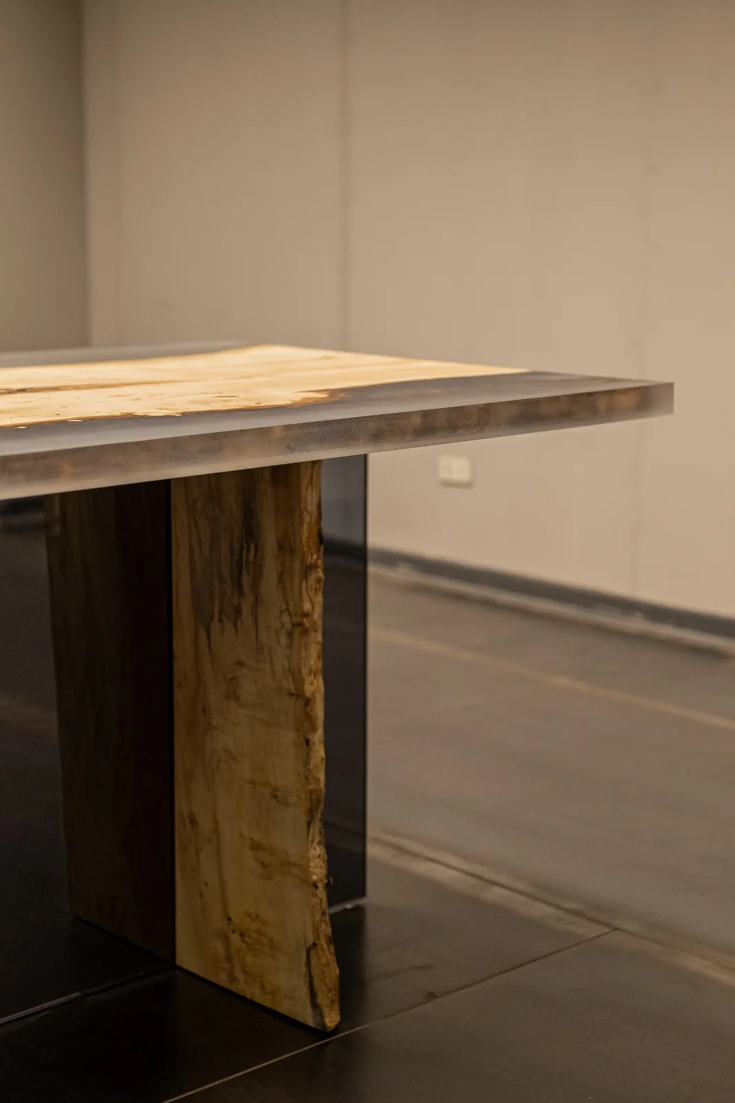 Sostegno in legno di ippocastano del tavolo ANIMA, sotto il bordo del piano
