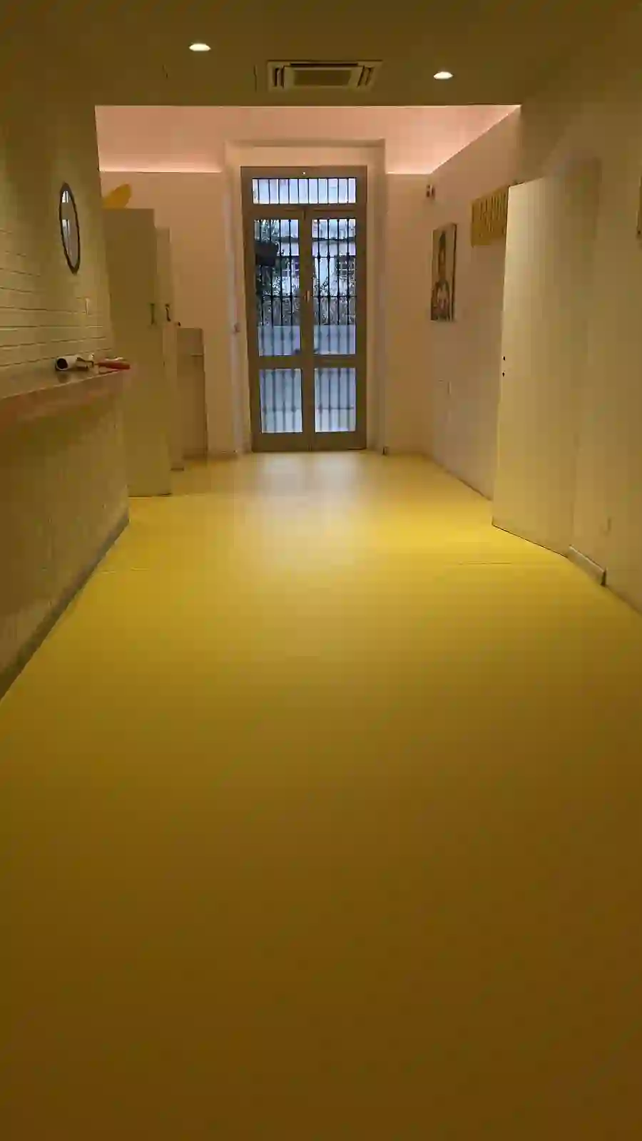 Corridoio con pavimento giallo — Creative Design