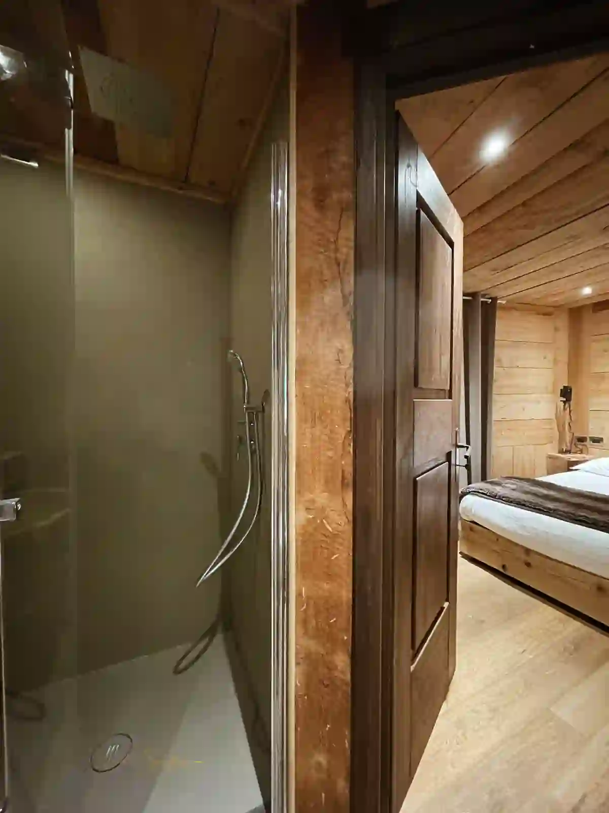 Chalet in legno: bagno e camera — Creative Design